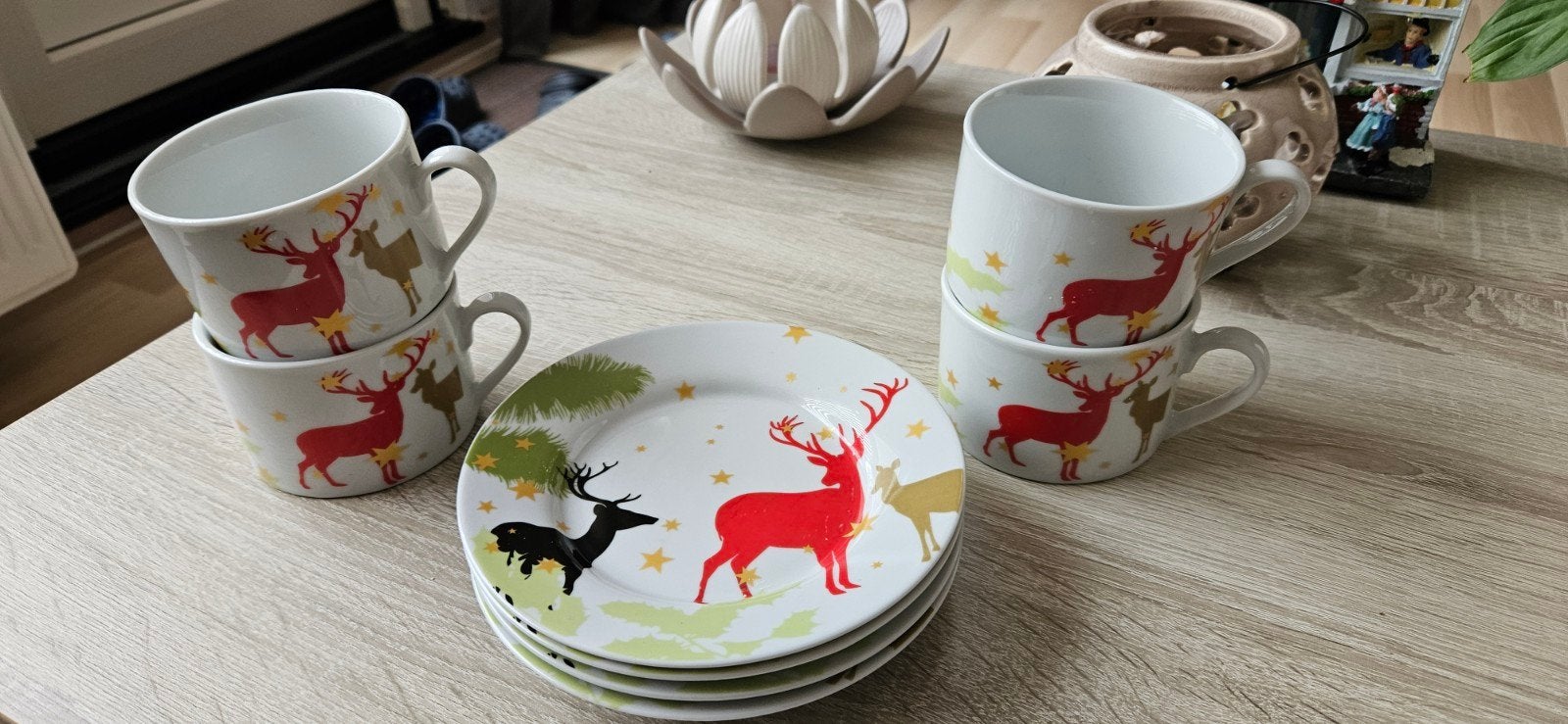 Kerstservies: 4 kopjes en 4 schoteltjes met rendieren, Gebruikt, Keramiek, Ophalen of Verzenden, Overige stijlen
