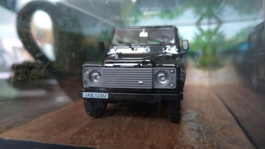 Land Rover Defender 007 Casino Royale 1:43 James Bond Pol, Hobby en Vrije tijd, Modelauto's | 1:43, Overige merken, Auto, Verzenden