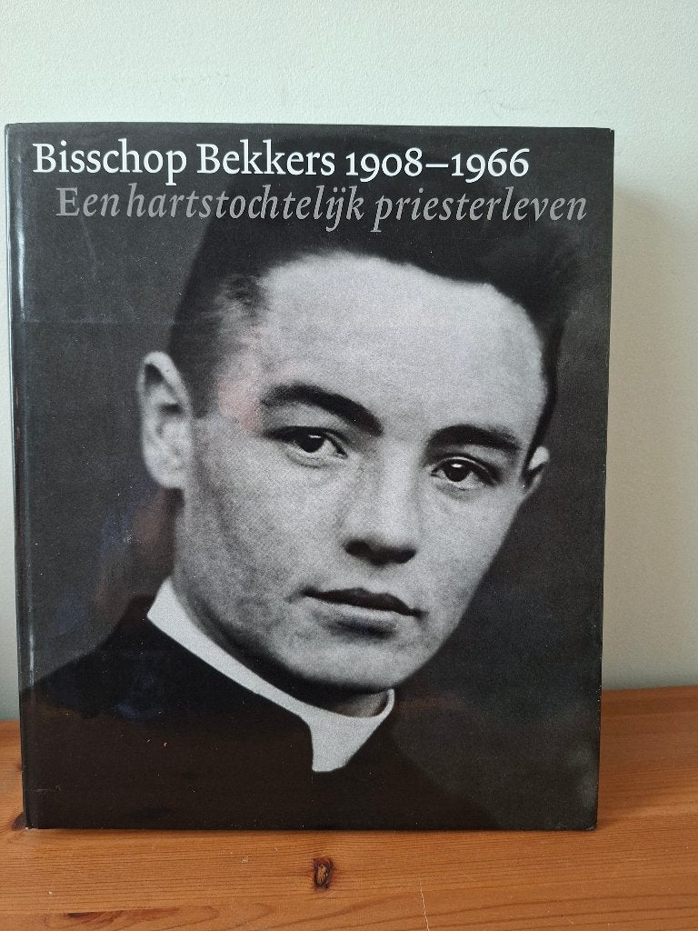bisschop Bekkers 1908-1966 een hartstochtelijk priesterleven, Ophalen of Verzenden, Zo goed als nieuw, Uitgeverij veerhuis bv