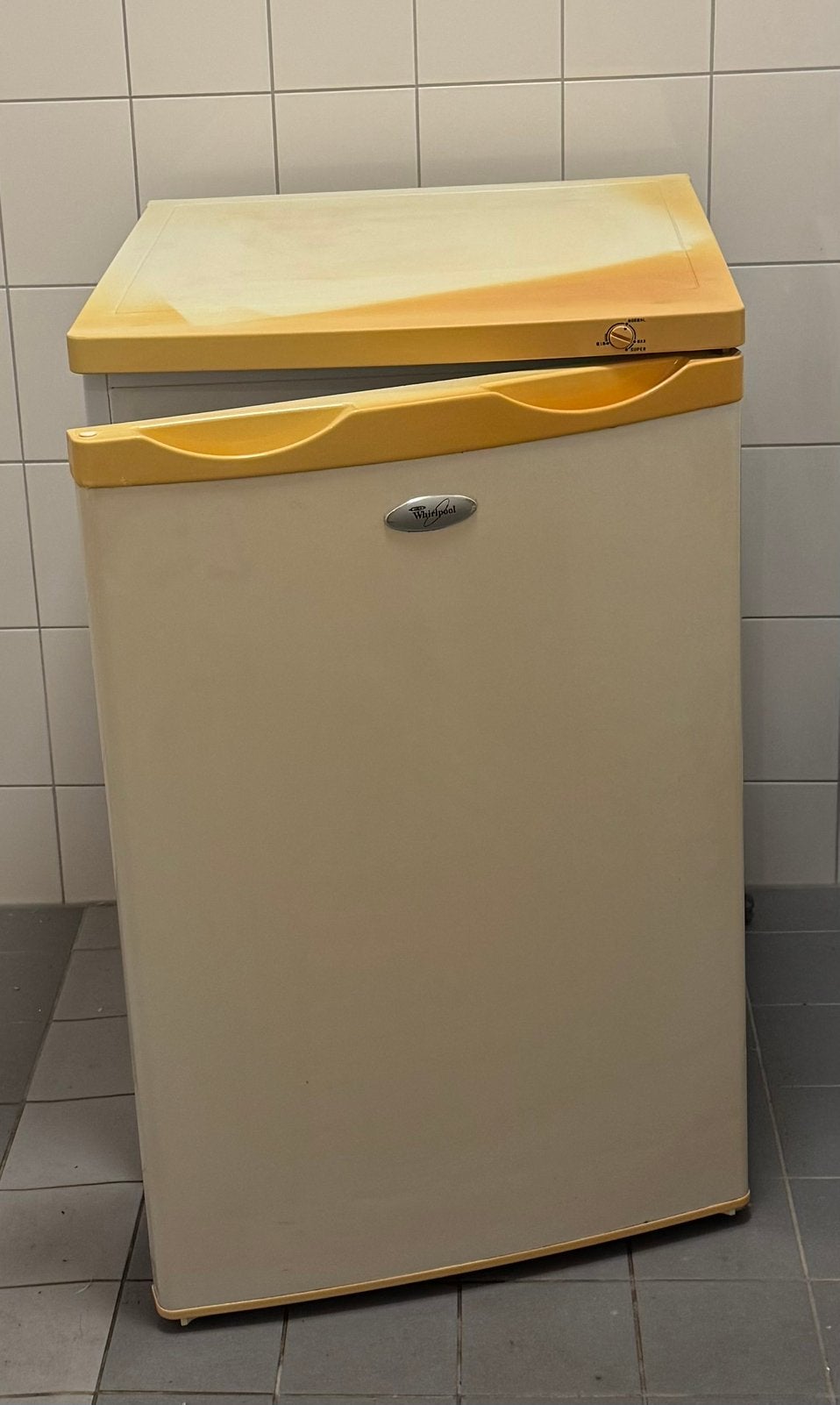 Tafelmodel vriezer 4 lades Whirlpool werkt perfect, Witgoed en Apparatuur, Koelkasten en IJskasten, Gebruikt, 100 tot 150 liter