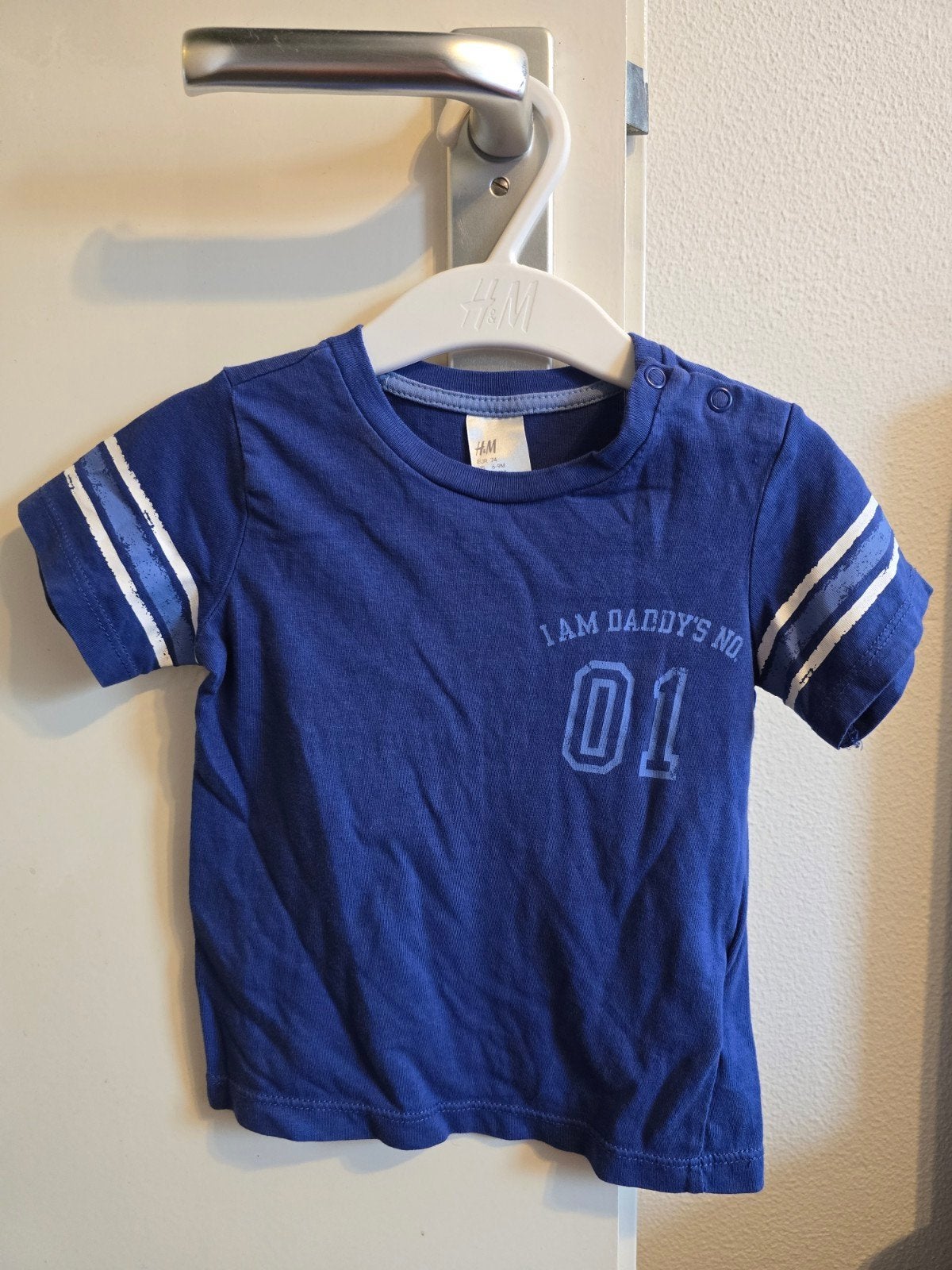 H&M T-shirt blauw 'I AM DADDY'S NO 01' maat 74, Gebruikt, H&M, Ophalen of Verzenden, Jongetje