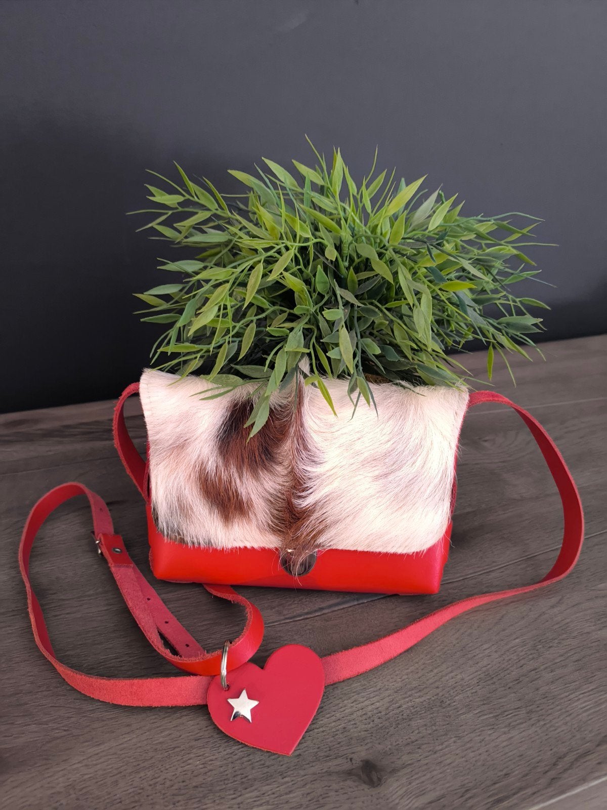 te koop: Prachtige handgemaakte rood leren crossbody tas, Ophalen, Zo goed als nieuw, Rood