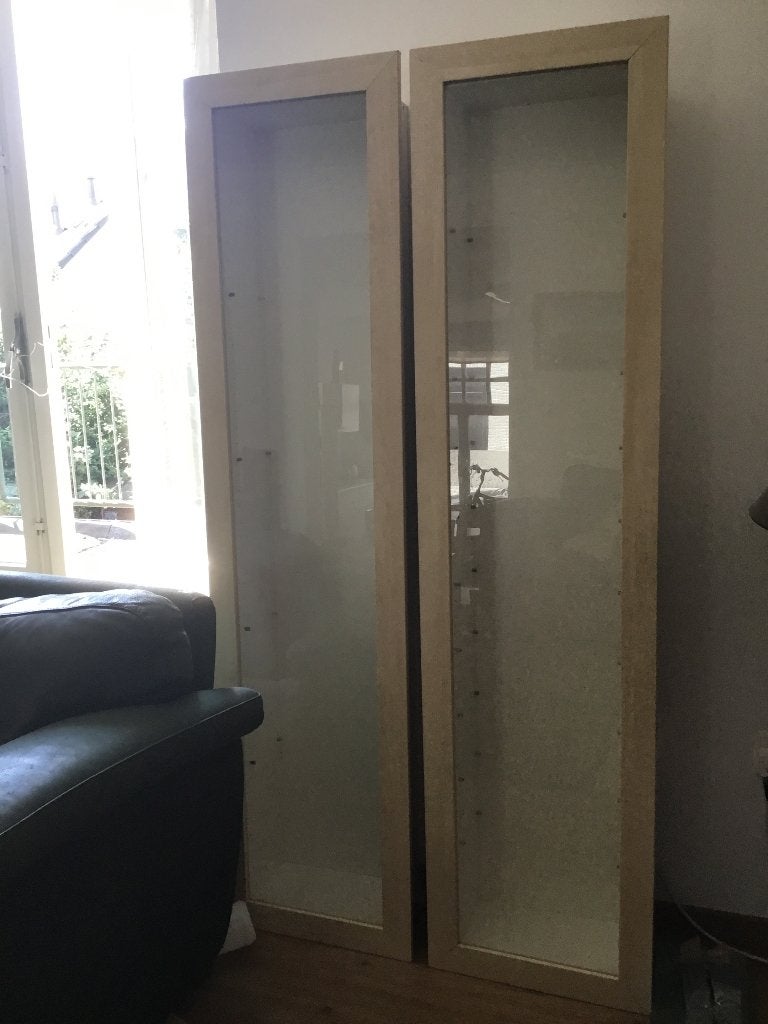 Vitrinekast, Ophalen, Minder dan 50 cm, Met deur(en), Witte kast met houtdesign deuren met glas