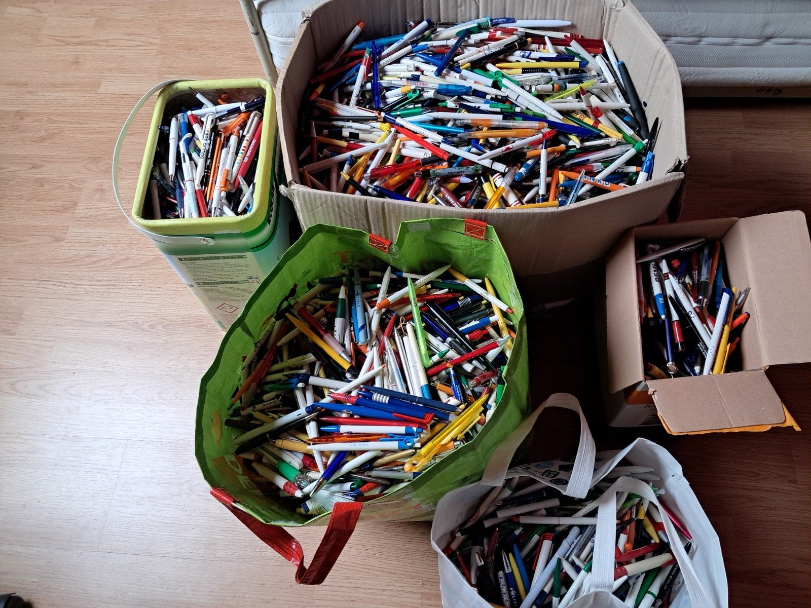 Grote partij pennen - Ideaal voor verzamelaars/recycling, Ophalen of Verzenden, Gebruikt, Balpen, Overige merken