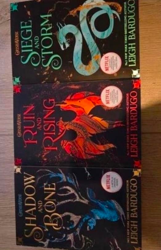 Shadow and bone boeken serie, Ophalen of Verzenden, Zo goed als nieuw