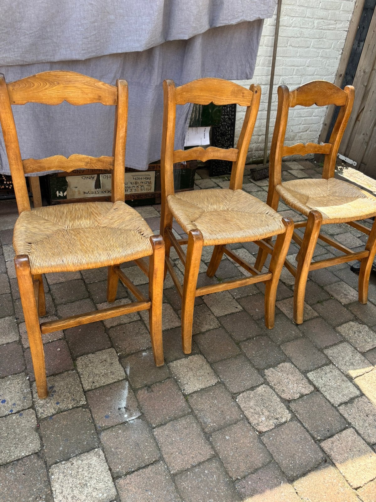 3 houten stoelen met rieten zitting, Ophalen