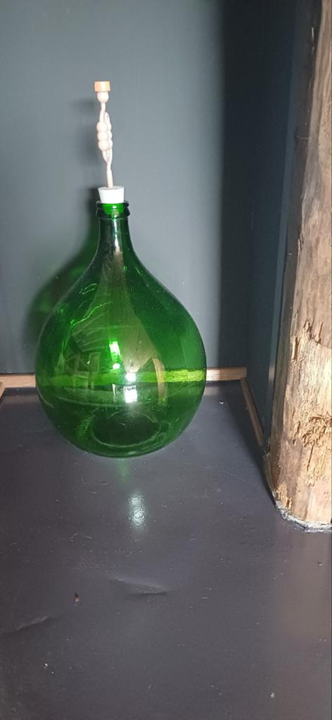 Groene glazen gistfles met waterslot, Ophalen