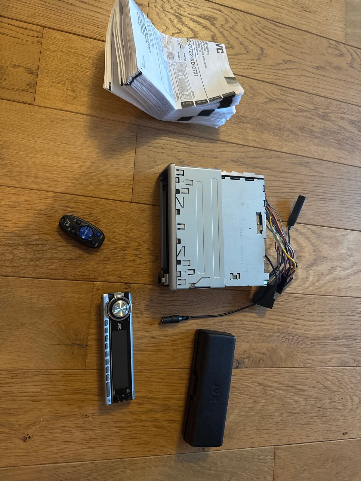 JVC KD-G721 autoradio met afneembaar frontje en afstandsbedi, Ophalen of Verzenden, Gebruikt
