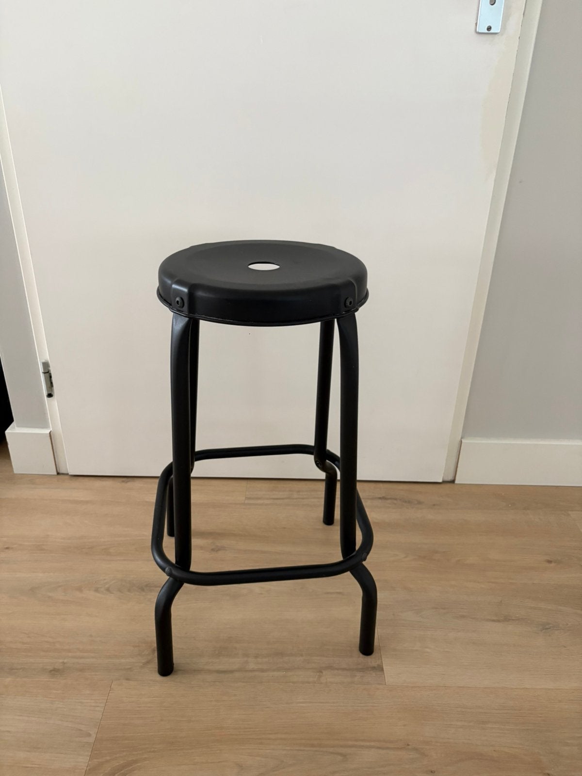 Zwarte industriële IKEA RÅSKOG barkruk, 1 kruk, Ophalen, Zo goed als nieuw, 60 tot 90 cm