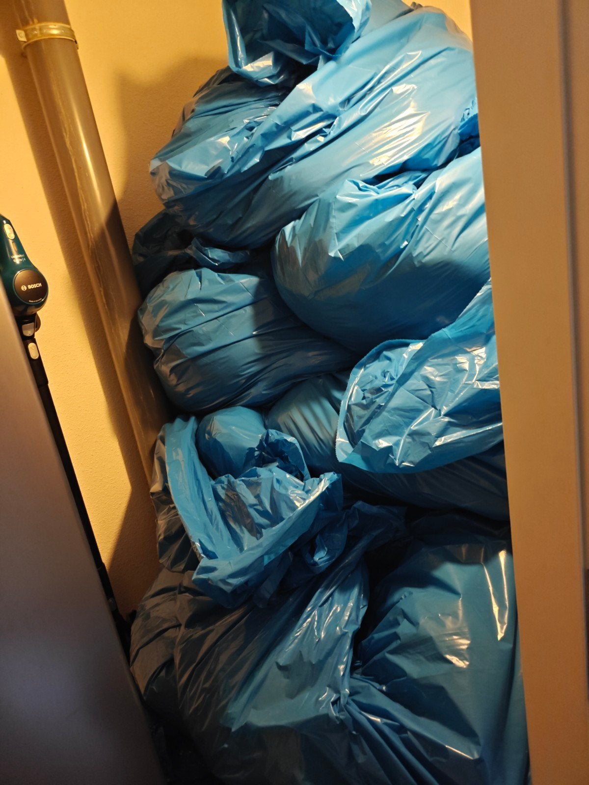 Partij 2dehandse kleding voor de markt - 210 kg, Ophalen