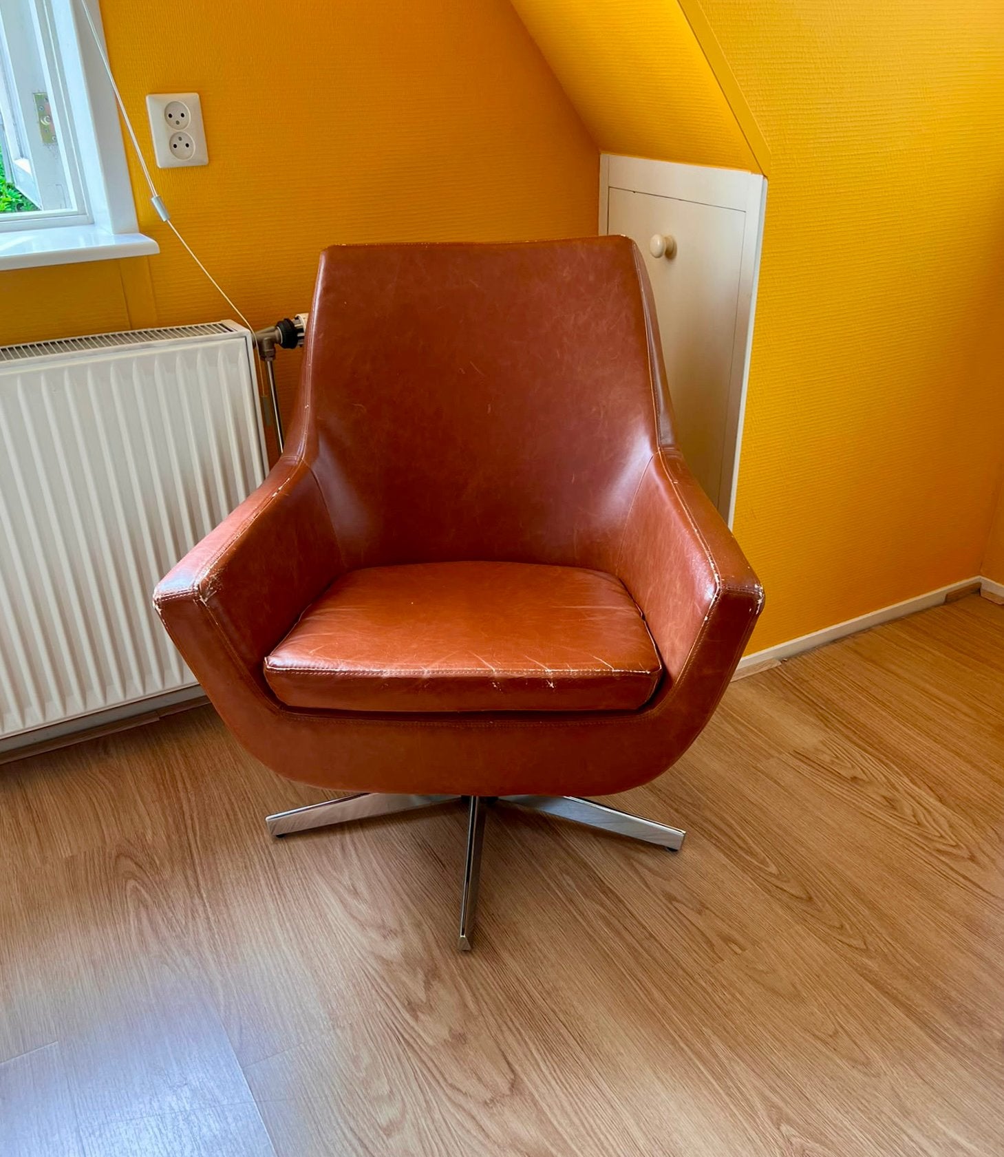 Draai fauteuil in cognac kleur, Huis en Inrichting, Ophalen, Gebruikt, 75 tot 100 cm, Metaal