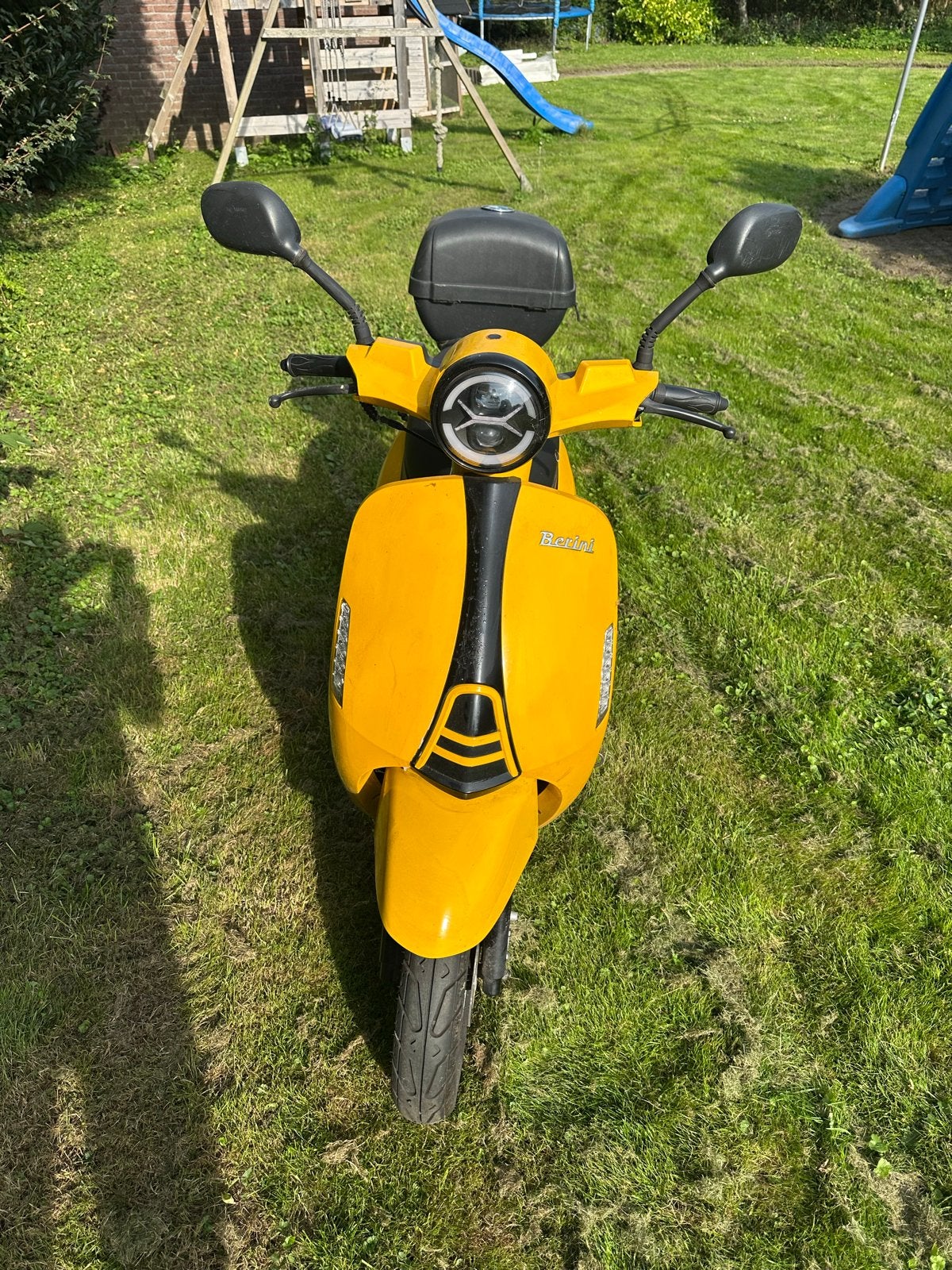 Gele Berini scooter en topkoffer 2021 meeneemprijs 570, Fietsen en Brommers, Ophalen, Gebruikt, Benzine, Overige merken