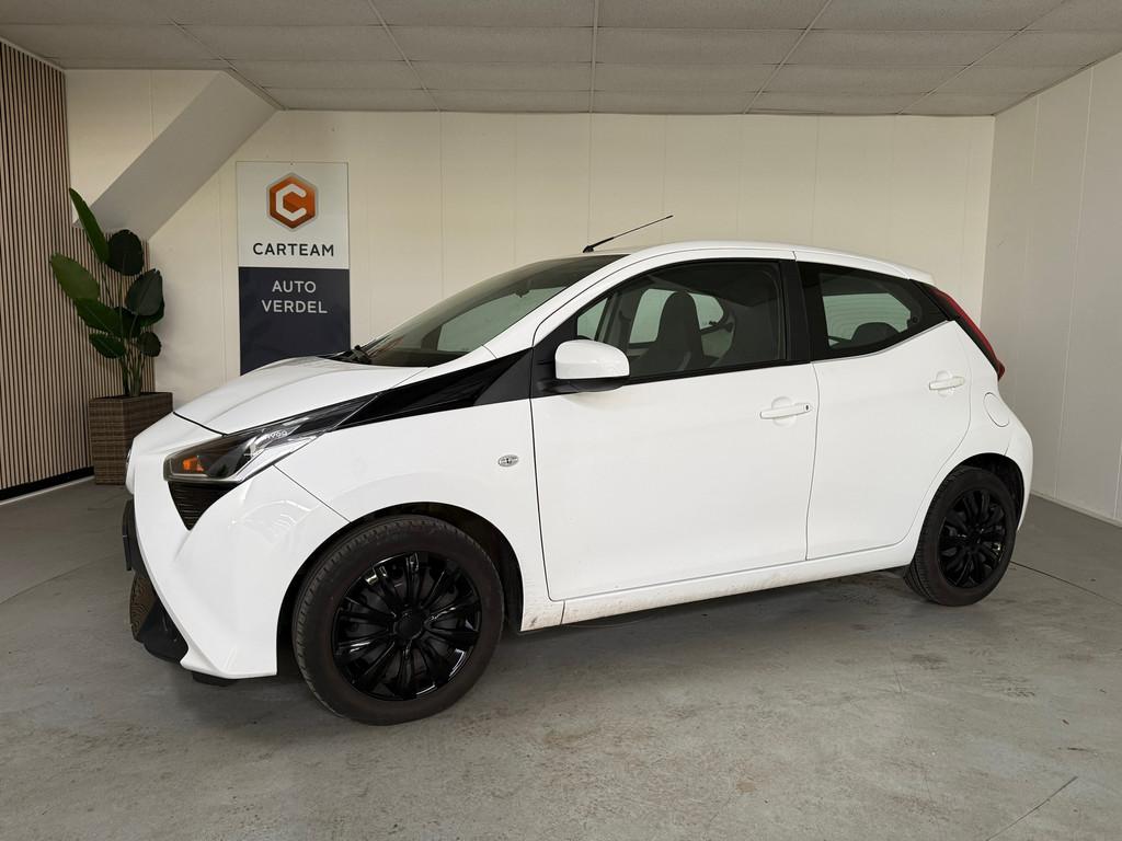 Toyota Aygo 1.0 VVT-i Black&White X-play Airco, Cruise contr, Voorwielaandrijving, Gebruikt, Euro 6, Wit