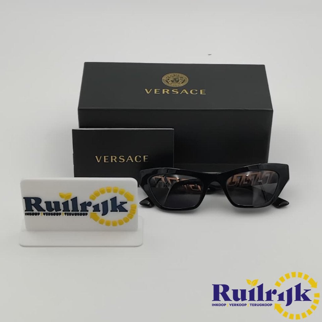 Versace zonnebril VE4419 black & Gold - Zgan, Versace, Zo goed als nieuw, Support@versace.com, Via Gesù 12
20121 Milan
Italy