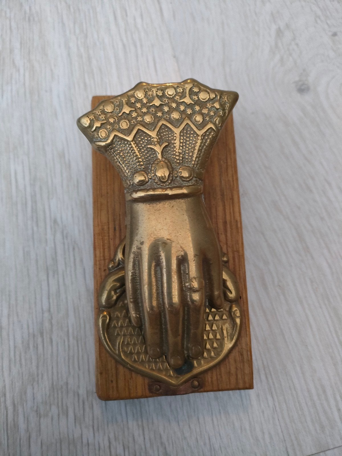 Antieke koperen brievenklem op houten plank, Ophalen of Verzenden