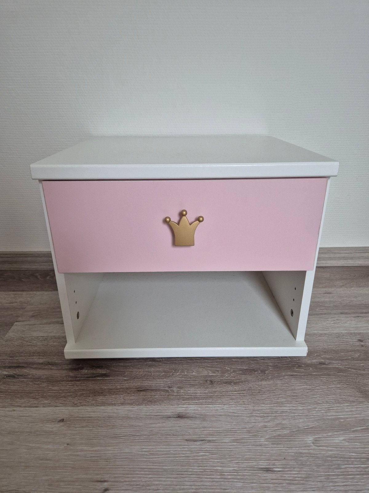 Nachtkastje voor kinderkamer met kroon handvat, Ophalen, Zo goed als nieuw, 45 tot 65 cm, Minder dan 55 cm
