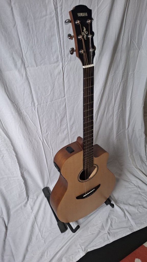Yamaha APX600M met koffer, Ophalen, Zo goed als nieuw, Western- of Steelstringgitaar, Met (piezo-)element