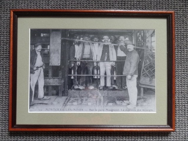 Monceau-les-Mines, mijnwerkers gaan in de lift de schacht in, Antiek en Kunst, Verzenden, Foto, Met ophangsysteem