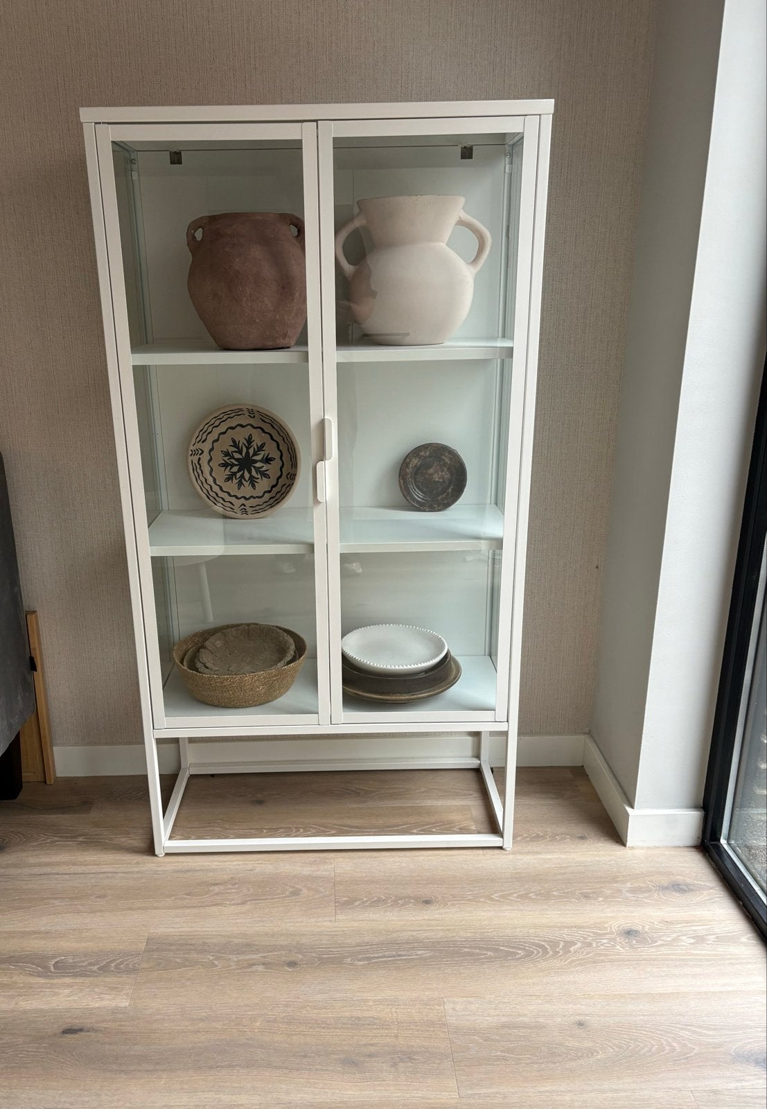 Witte metalen vitrinekast met glazen deuren en planken, Huis en Inrichting, Kasten | Vitrinekasten, Ophalen, 50 tot 100 cm, Zo goed als nieuw