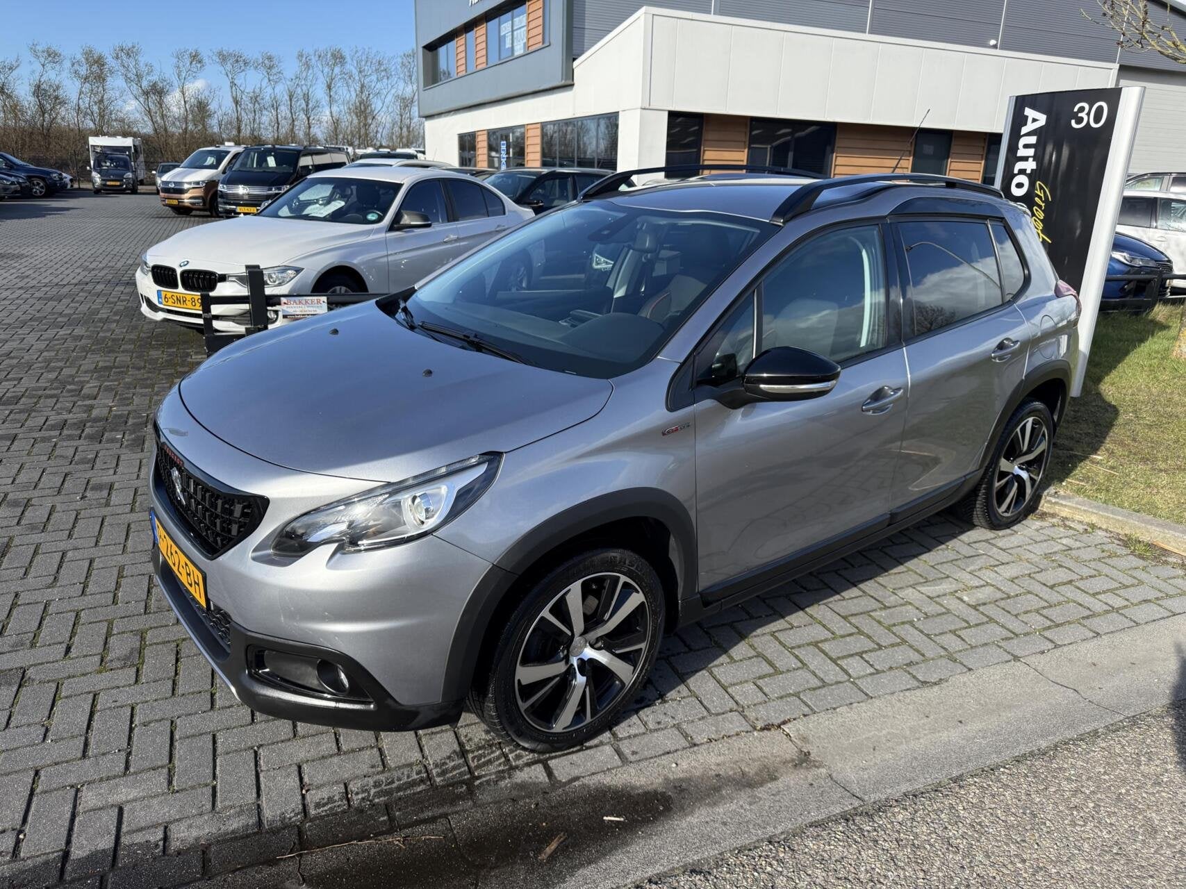 Peugeot 2008 1.2 PureTech Active AUTOMAAT Gt Line 1/2 leder, 1199 cc, Met garantie (alle), 49 €/maand, 1125 kg