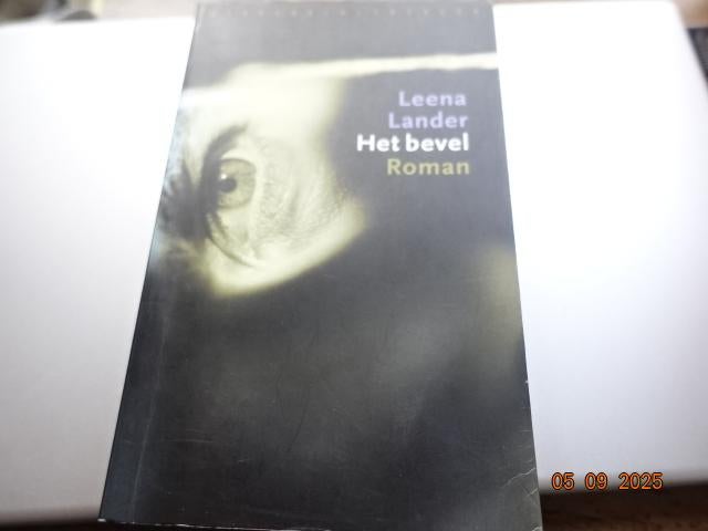 Het bevel....Leena Lander, Ophalen, Zo goed als nieuw, Nederland