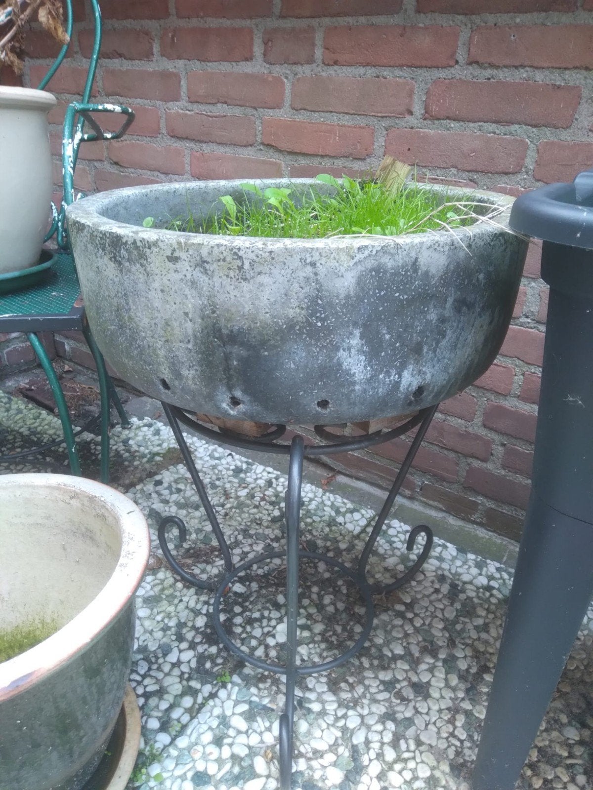 Grote betonnen bloempot op metalen standaard, Ophalen, Gebruikt, 40 cm of meer, Rond