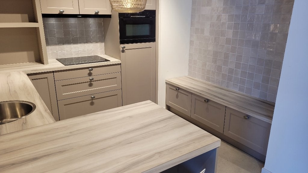 NIEUWE Bruynzeel Showroomkeuken / SALE - WEG=WEG, Huis en Inrichting, Keuken | Complete keukens, Overige kleuren, Hoekkeuken, Zo goed als nieuw