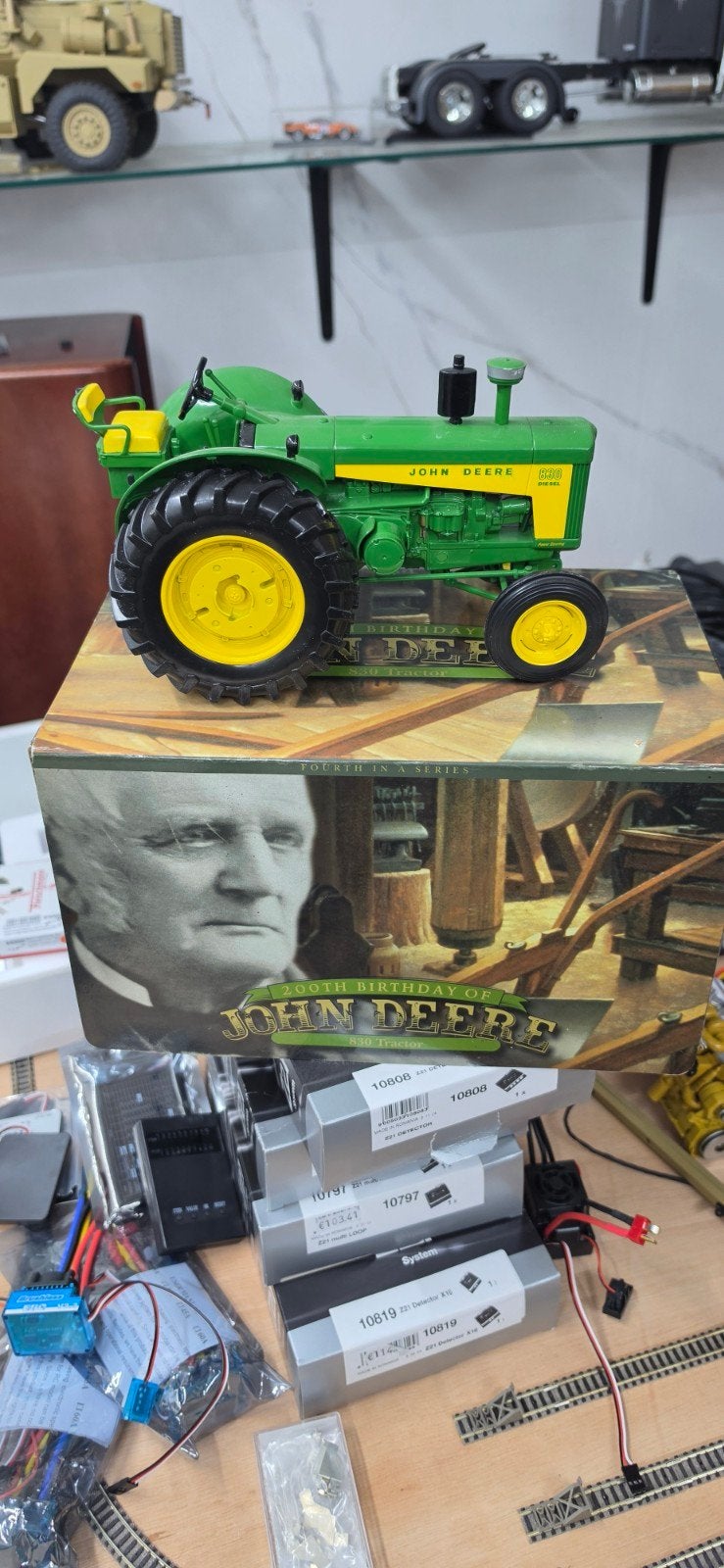 John Deere 830 Tractor Model - 200th Birthday Edition, Overige merken, Ophalen of Verzenden, Zo goed als nieuw, Groter dan 1:32