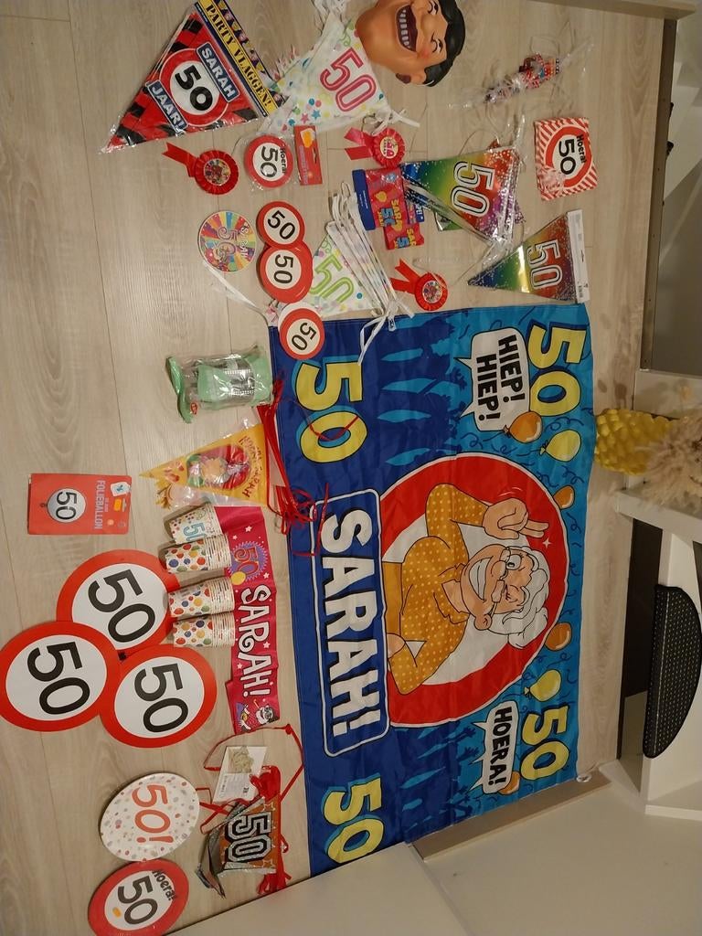 Groot 50 jaar Sarah feestpakket - Complete versiering, Hobby en Vrije tijd, Feestartikelen, Ophalen of Verzenden, Nieuw
