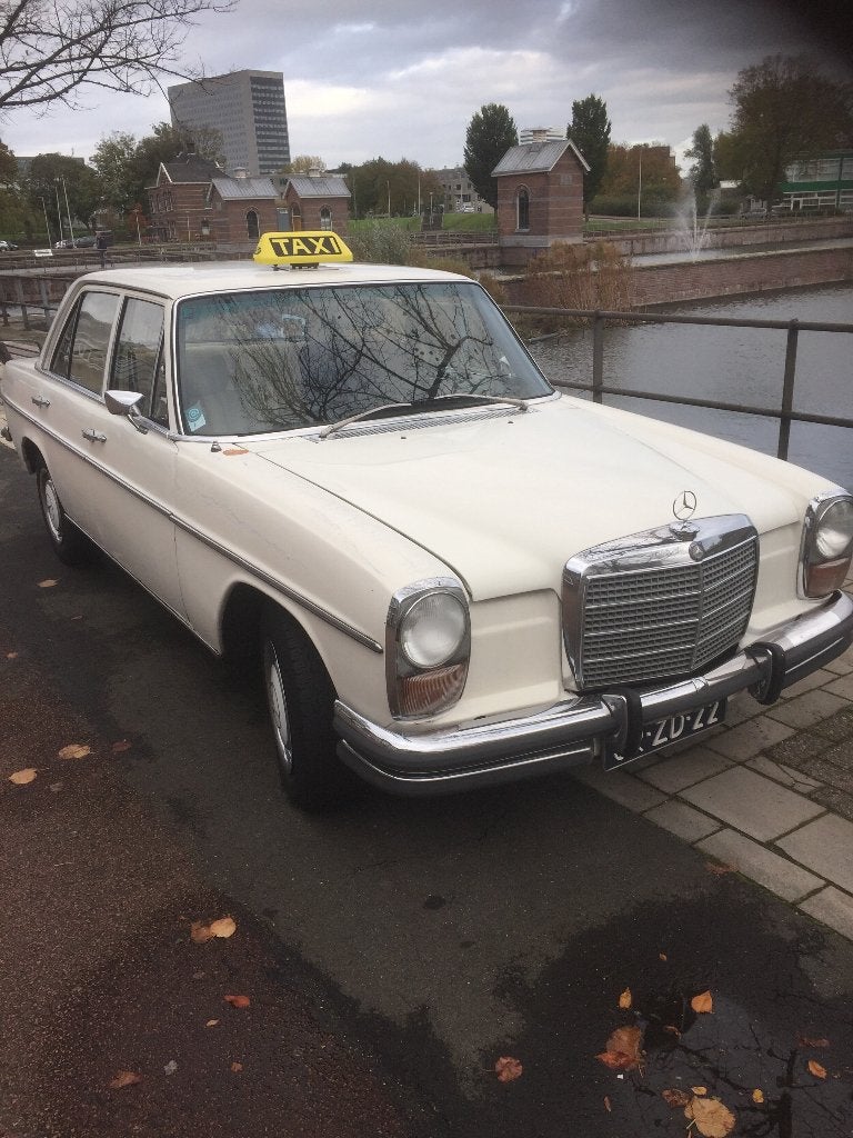 mercedes w114, Auto's, Automaat, Achterwielaandrijving, Zwart, Wit