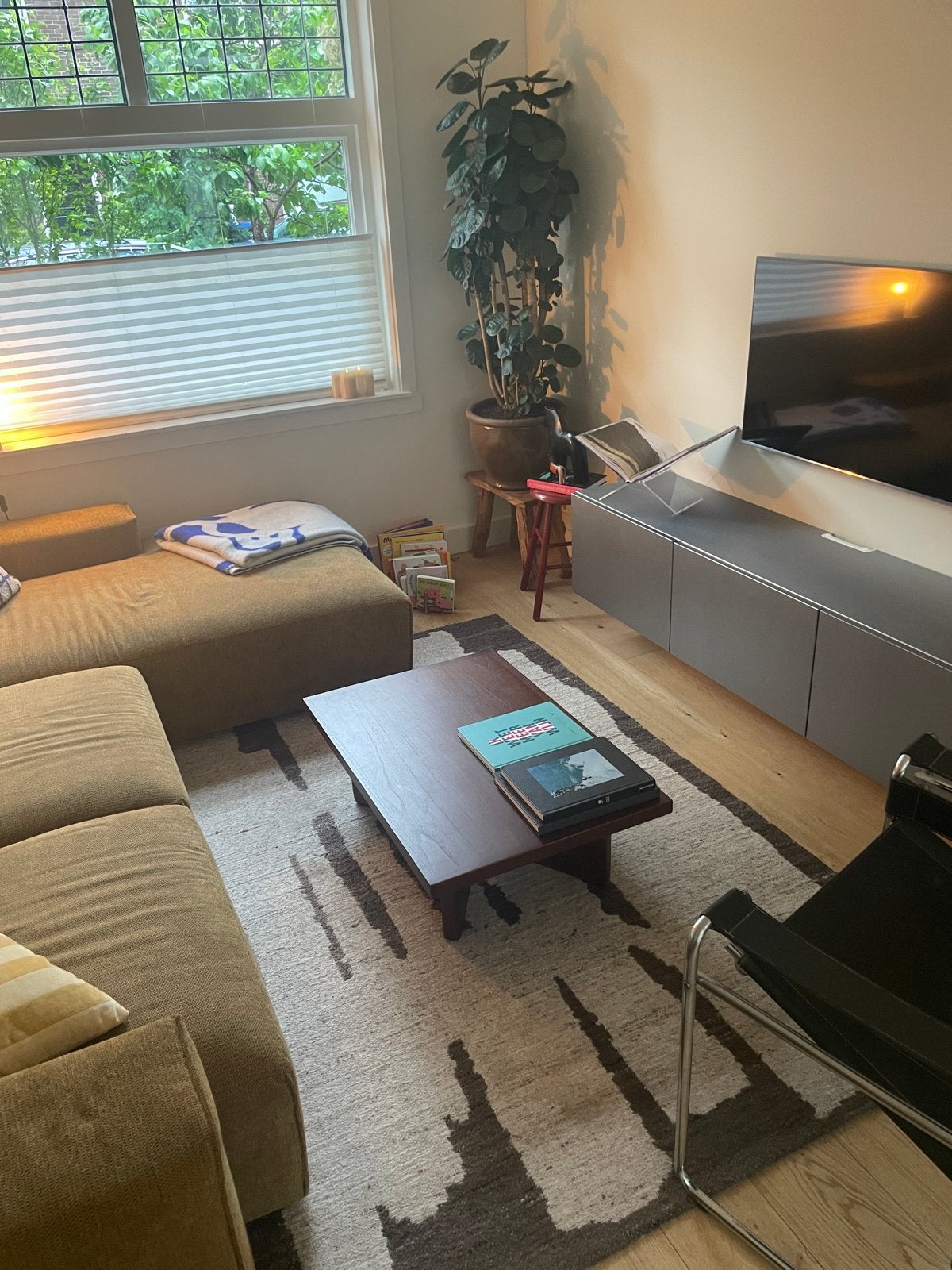 Rustiek vloerkleed met uniek patroon, Ophalen, Gebruikt, Beige, 150 tot 200 cm
