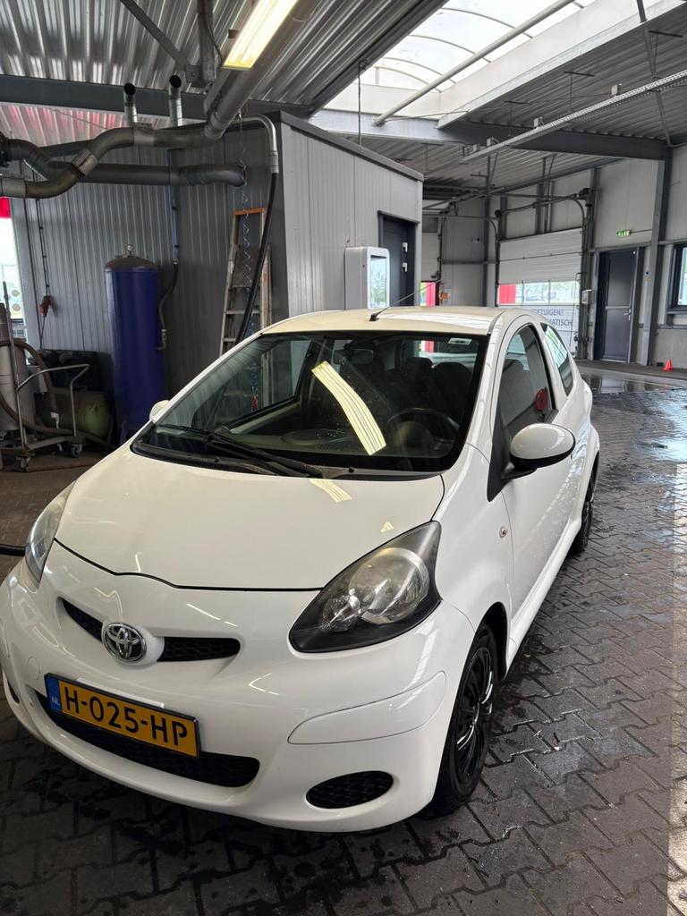 Toyota Aygo 1.0 12V Vvt-i 3DRS MMT 2011 Wit, Auto's, Toyota, Voorwielaandrijving, 4 stoelen, Handgeschakeld, Particulier