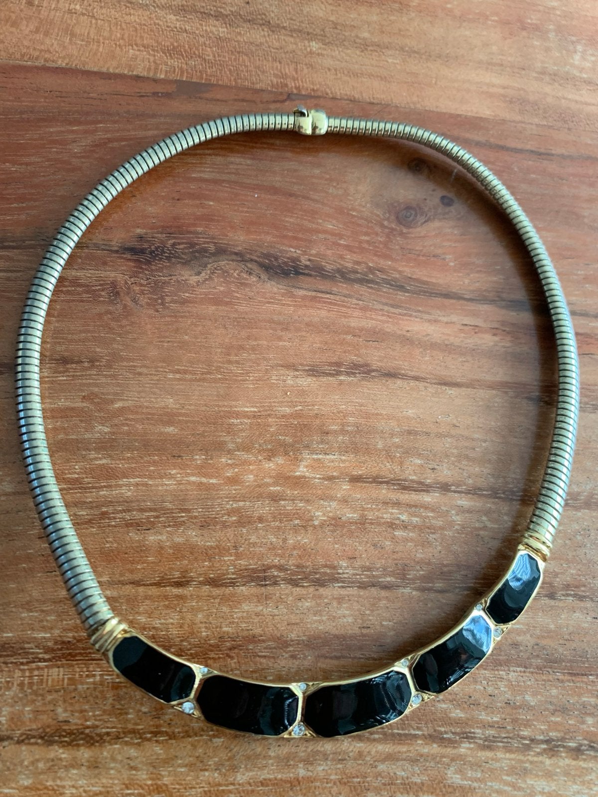 Chique goudkleurig ketting met zwarte accenten, Overige materialen, Nieuw, Ophalen of Verzenden, Goud