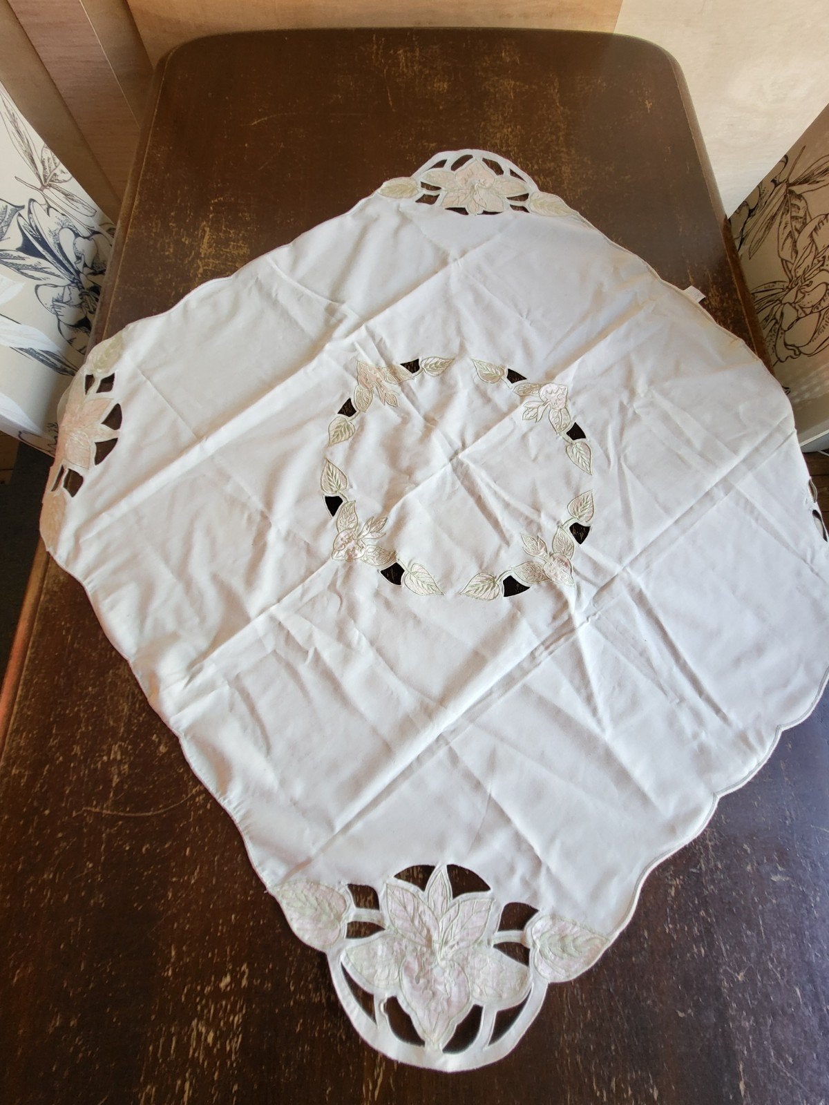 Wit tafelkleed met geborduurde bloemen en opengewerkt, Ophalen, Overige materialen, Geborduurd, Vierkant