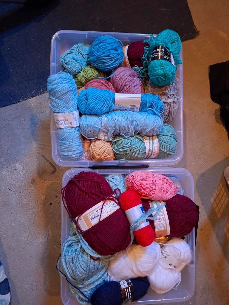 Grote partij wol en garen in diverse kleuren, Hobby en Vrije tijd, Ophalen of Verzenden, Breien of Haken, Wol of Garen