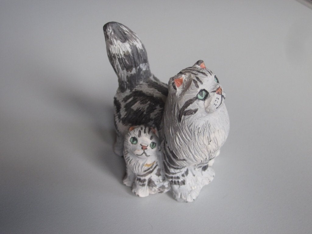 katten beeldjes handgemaakt van keramiek beschilderd 6cm, Ophalen of Verzenden, Zo goed als nieuw, Dier
