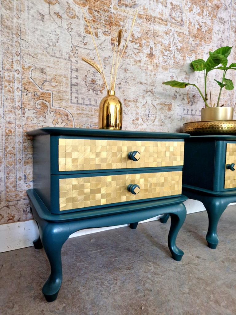 Prachtige set van twee nachtkastjes in groen en goud, Donyavimin@gmail.com, Mina Donyavi Meubels, Ophalen of Verzenden, Zo goed als nieuw