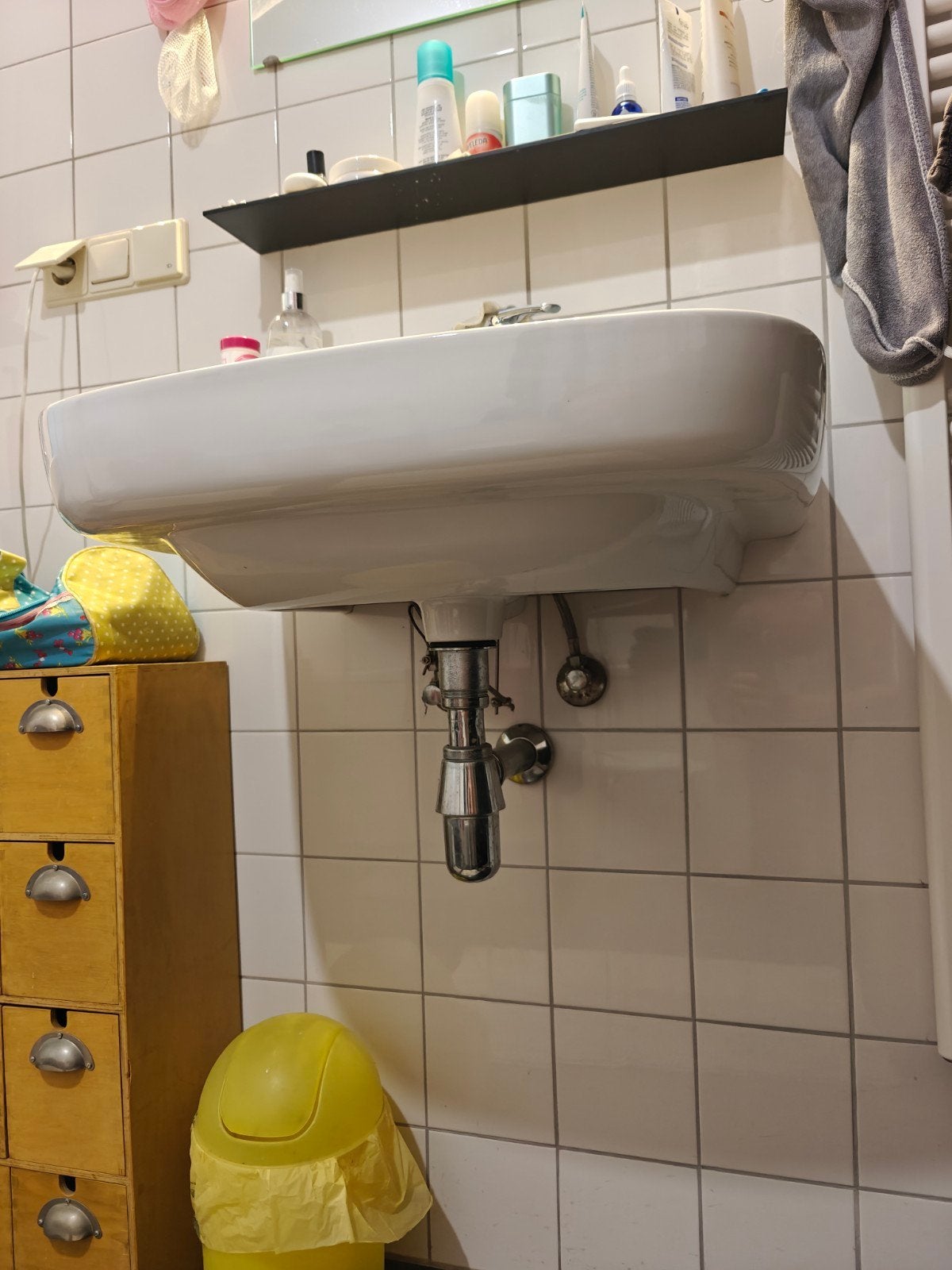 Twee wastafels, spiegels, douchekraan, badkraan vanwege verb, Ophalen, Gebruikt