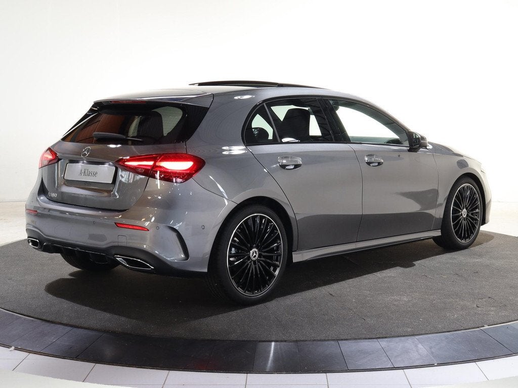 Mercedes-Benz A-klasse 180 Business Solution AMG | Panoramas, Auto's, Mercedes-Benz, 136 pk, 4 cilinders, Bedrijf, Zilver of Grijs