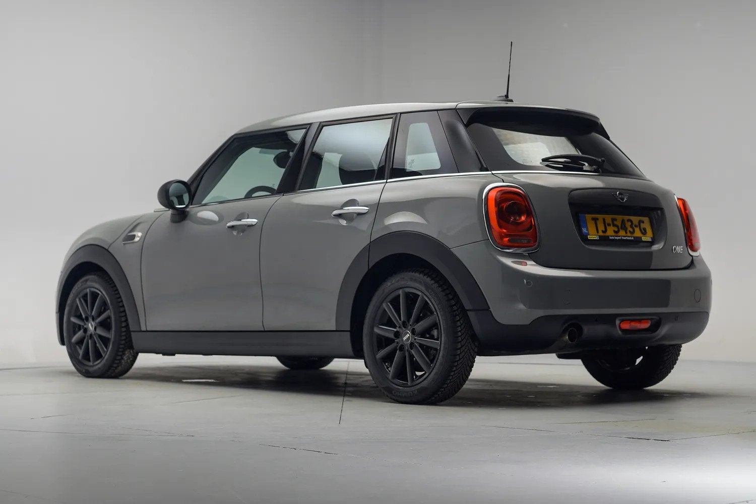 MINI One 1.5 One First [ Cruise PDC Navi ] (bj 2018), Auto's, Gebruikt, Origineel Nederlands, Bedrijf, 19 km/l