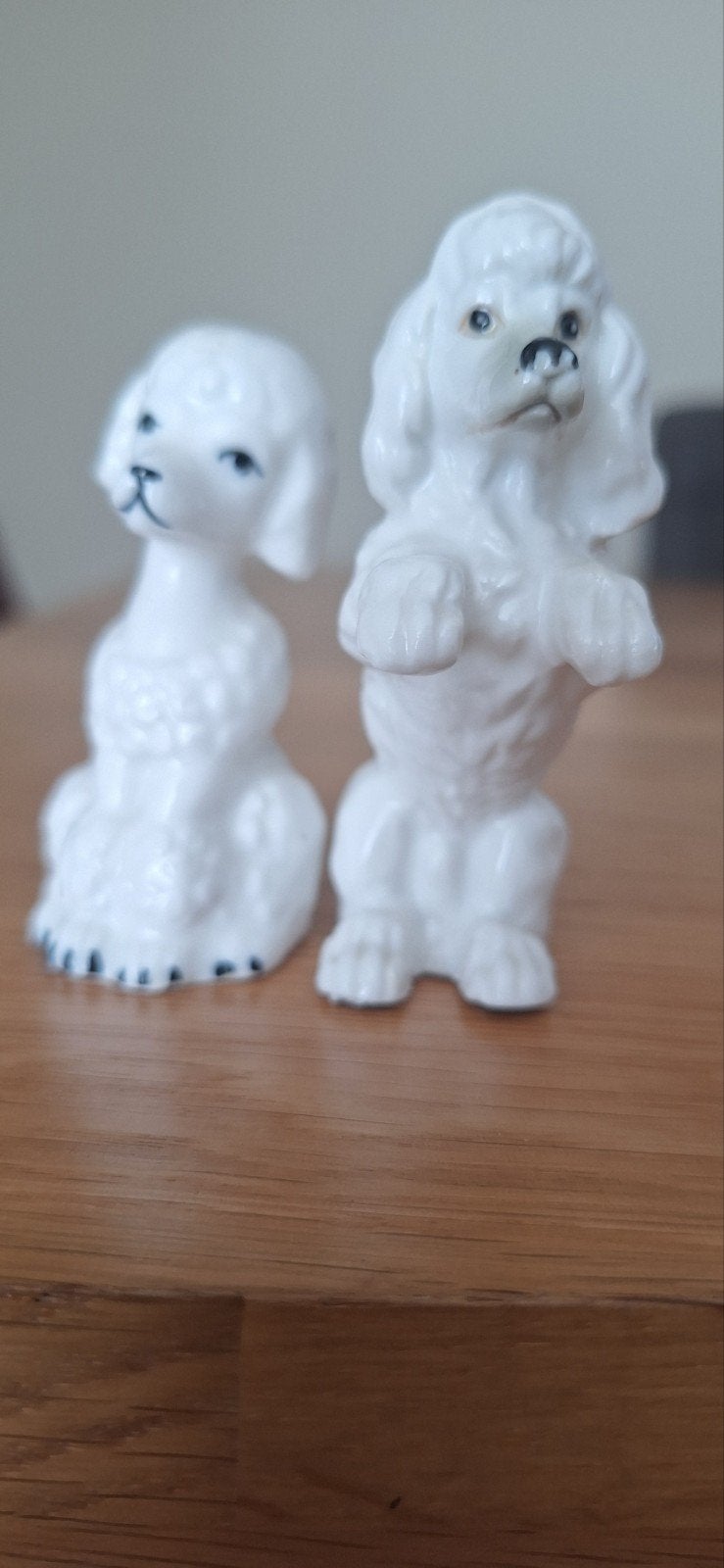 2 Poedeltjes (6cm) - waarvan 1 als pepervaatje, Ophalen of Verzenden, Zo goed als nieuw, Wit