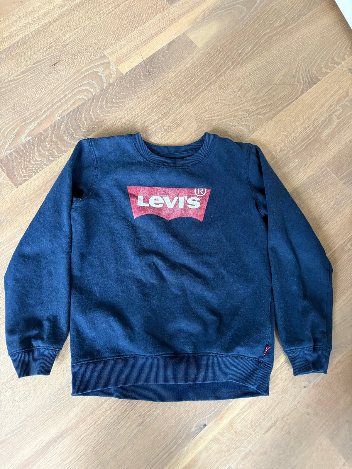 Levi's trui donkerblauw met rood logo - maat 128, Ophalen of Verzenden, Gebruikt, Jongen of Meisje, Trui of Vest
