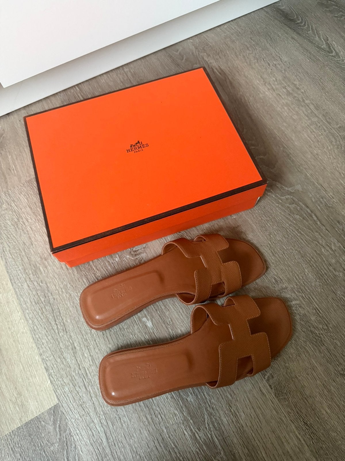 Hermes - Oran slippers, Kleding | Dames, Bruin, Zo goed als nieuw, Sandalen of Muiltjes, Ophalen of Verzenden