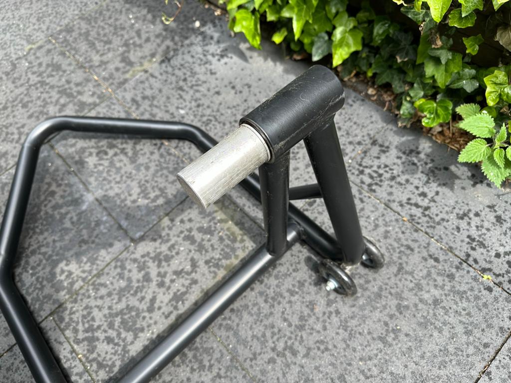 Datona paddockstand MV Agusta enkelzijdige achterbrug, Ophalen, Gebruikt