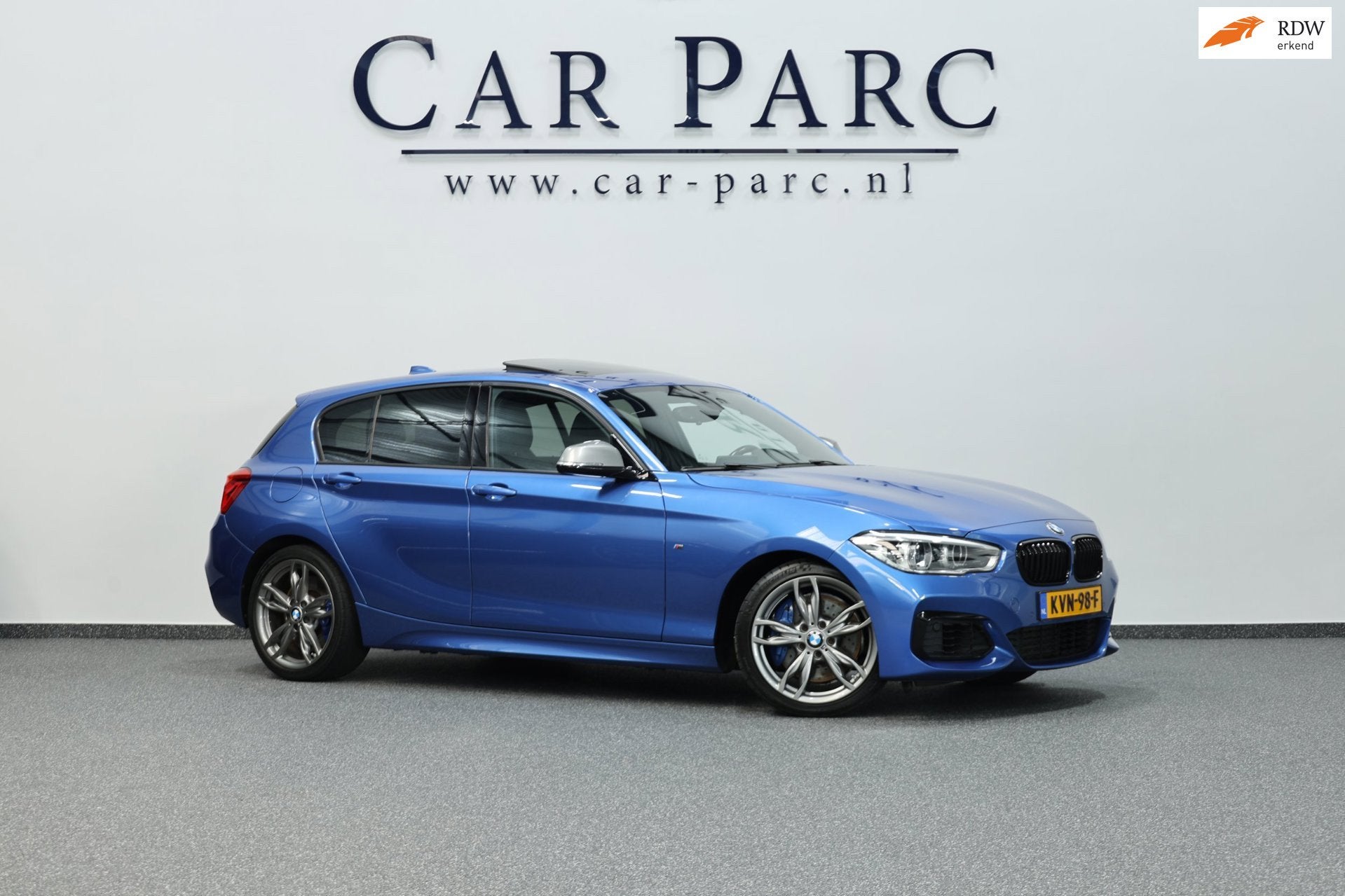 BMW 1-serie M135i 327+PK LED/SCHUIFDAK/ALCANTARA+S.VERWARMIN, Auto's, Dealer onderhouden, Achterwielaandrijving, Gebruikt, Euro 6