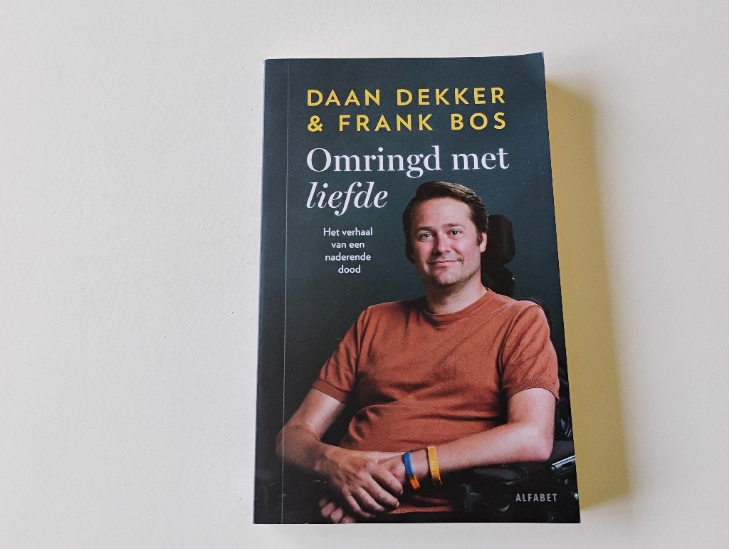 Boek Omringd met liefde Daan Dekker/Frank Bos ALS Diagnose, Ophalen of Verzenden, Zo goed als nieuw