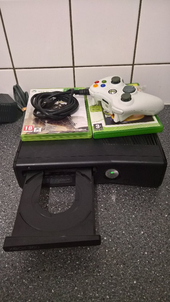 Compleet Xbox 360s 250GB controller, spellen, kabels, kinect, 360 S, Met 2 controllers, Ophalen of Verzenden, Zo goed als nieuw