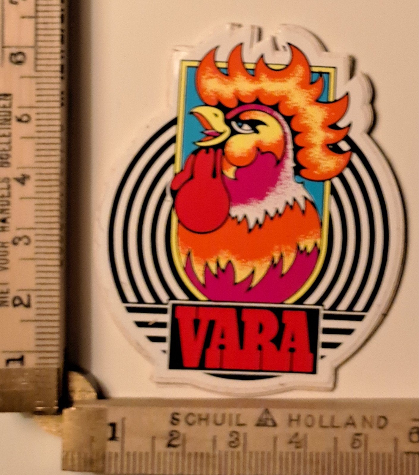 Vintage sticker VARA radio televisie zender logo omroep haan, Verzamelen, Stickers, Zo goed als nieuw, Ophalen of Verzenden