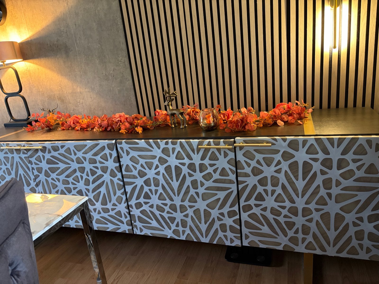 Stijlvol dressoir met uniek patroon en veel opbergruimte, Huis en Inrichting, Ophalen, Gebruikt, 200 cm of meer, 25 tot 50 cm