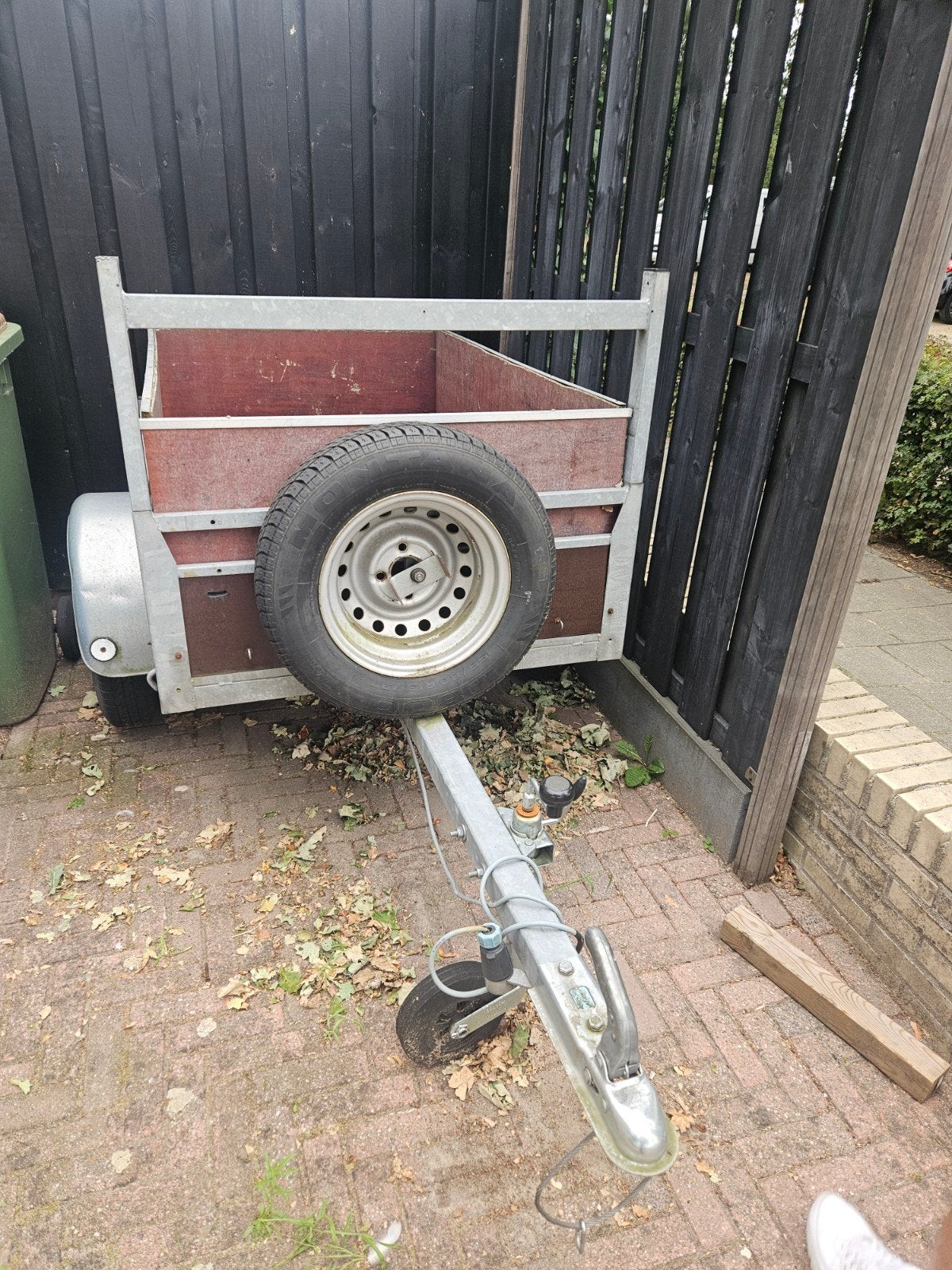 Aanhanger met reservewiel en nieuw neuswiel, Ophalen, Gebruikt